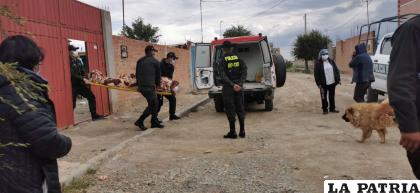 Efectivos de la Felcc, llevan el cuerpo hasta la morgue del cementerio /LA PATRIA