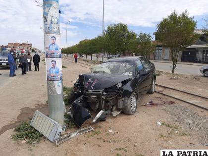 La vagoneta negra registró daños materiales de mucha consideración /LA PATRIA