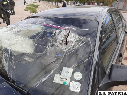 Así quedó el parabrisas tras el impacto /LA PATRIA