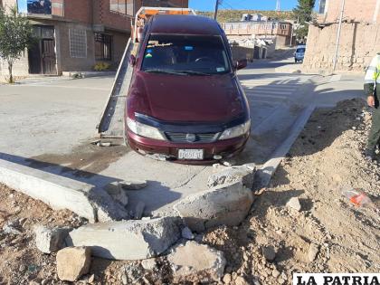 El vehículo siendo remolcado por Tránsito, luego de impactar contra el pretil /LA PATRIA