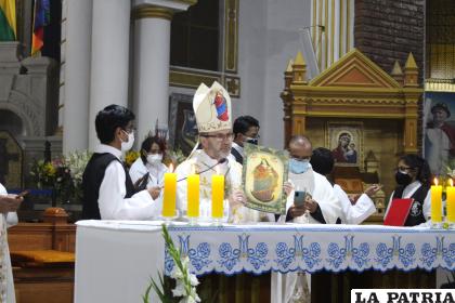 El Monseñor Cristóbal Bialasik celebró la misa en el Santuario del Socavón /LA PATRIA