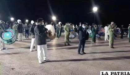 Durante la serenata que se realizó anoche en el Monumento Escultórico a la Virgen del Socavón /LA PATRIA