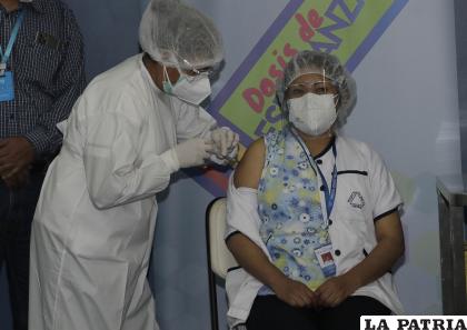 En esta jornada 15 profesionales en saludo en Oruro serán inmunizados /APG
