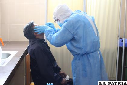 Personal de salud de la CNS se encargará de la toma de muestras Covid-19 /LA PATRIA