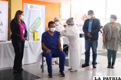 Jorge Ortiz primer médico en recibir la vacuna en Oruro /LA PATRIA