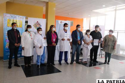 Presidente Luis Arce junto al personal de salud vacunado en Oruro /LA PATRIA