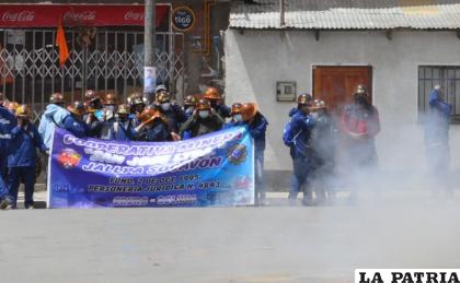 Utilizando cachorros de dinamita los mineros ingresaron a la avenida Cívica /LA PATRIA