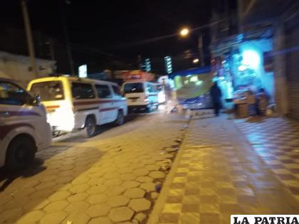 Los minibuses continúan con sus actividades hasta altas horas de la noche /LA PATRIA