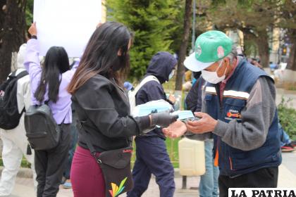 Entrega de barbijos a los ciudadanos /LA PATRIA