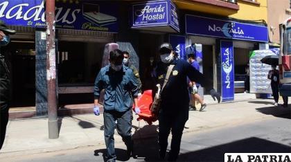 Uniformados de Homicidios procediendo al levantamiento legal del cadáver /Los Tiempos