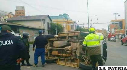 El minivan cuando giraba fue impactado por otro vehículo /Erbol