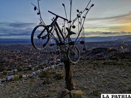 La escultura ornamental de una bicicleta en el cerro “La Colorada” /Lilia Magne