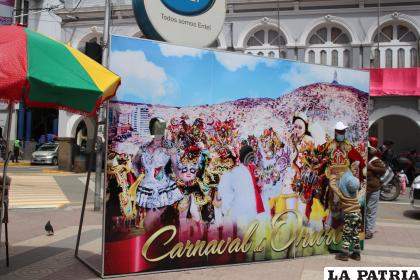 El banner está a disposición de la gente en la Plaza 10 de Febrero /LA PATRIA