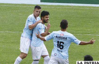 Los auroristas en su afán de armar un buen equipo /APG