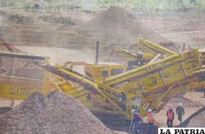 Maquinaria china realiza el acopio de hierro en el Mutún