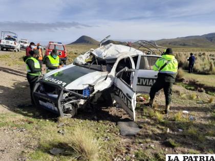 La patrulla policial tuvo serios daños materiales en su estructura /LA PATRIA