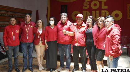 El candidato a alcalde junto con los ocho candidatos a concejales de Sol.Oruro /LA PATRIA