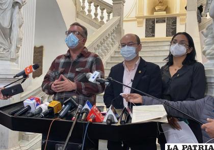 Los diputados Carlos Alarcón y Erwin Bazán, en rueda de prensa /Prensa CC