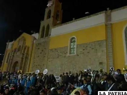 Luego del Sábado de Peregrinación en la madrugada del domingo, muchos se trasladaban a la plaza del folklore para seguir disfrutando de la música /archivo