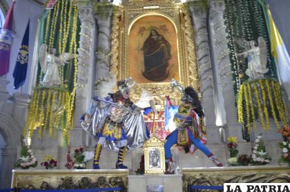 El ángel y el diablo ante los pies de la Virgen del Socavón /LA PATRIA