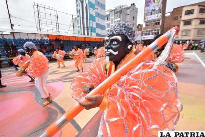 Los Negritos, a su paso van generando aplausos de los espectadores