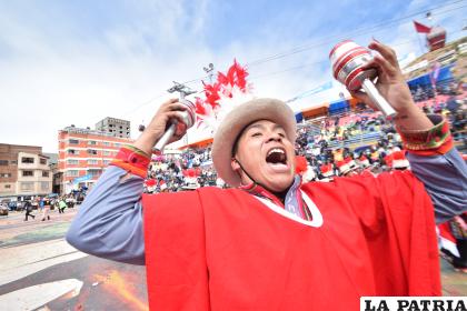 Alegría desbordante antes de llegar ante la Virgen del Socavón