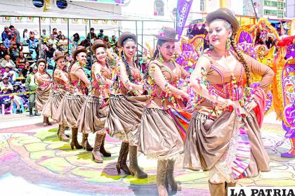 Hermosas figuras contrastan con la danza pesada y el lento avanzar de los morenos