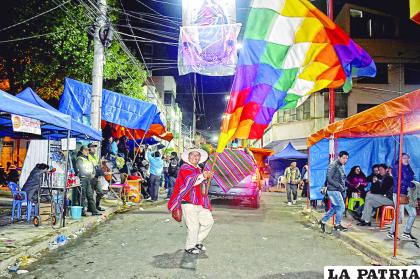 La whipala presente con la Comunidad Cultural Autóctona Sartañani W.Q.