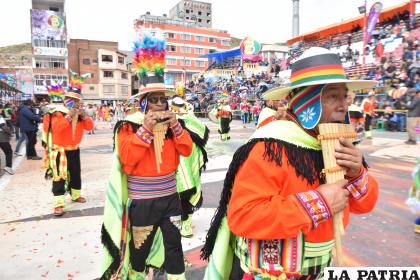 Los Zampoñeros Hijos del Pagador interpretando melodías en la ruta del Carnaval