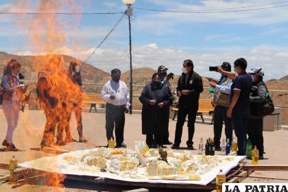 K’oa a la Pachamama emplazada a los pies del monumento a la Virgen del Socavón /LA PATRIA