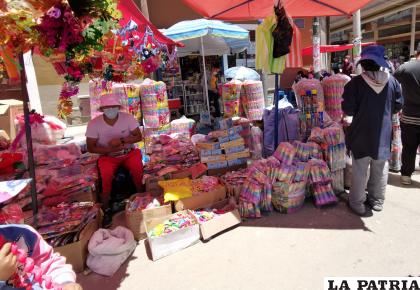 En pocos puestos de venta se encuentra cohetillos y otros productos chinos /LA PATRIA
