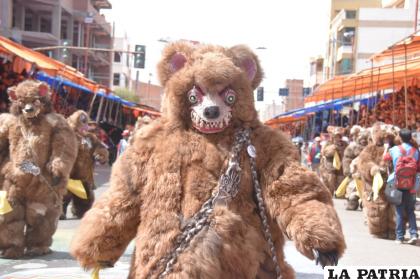 Un oso hace su paso por la avenida 6 de Agosto en el Carnaval de Oruro