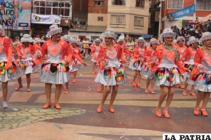 El tradicional movimiento de los hombros y la rueca en la Cullaguada