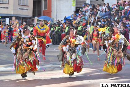 Tres mujeres de los tobas Uru Uru con trajes muy vistosos