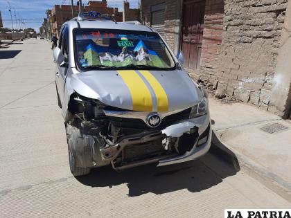 Como se puede observar, el taxi registró daños materiales en la parte delantera 
/LA PATRIA
