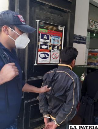 El individuo en dependencias de la Felcc para cumplir las horas de arresto /LA PATRIA