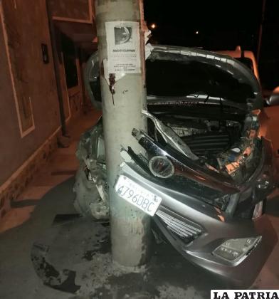 El conductor estrelló su vehículo contra un poste y se dio a la fuga /LA PATRIA