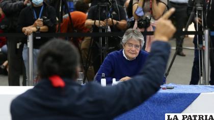 Los candidatos presidenciales en Ecuador Guillermo Lasso (d) y Yaku Pérez (i) fueron registrados este viernes al intervenir ante el Consejo Nacional Electoral, en Quito (Ecuador) /EFE/José Jácome
