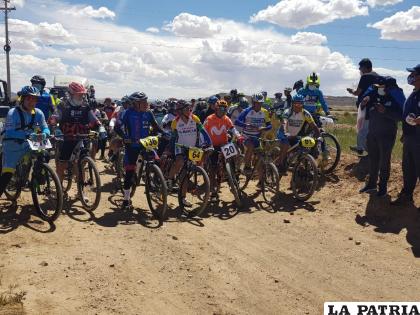 Buena cantidad de ciclistas participantes en esta competencia /LA PATRIA