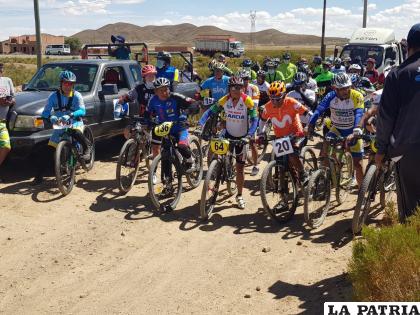 Los ciclistas en el punto de partida /LA PATRIA