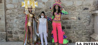 Mónica Siles (centro) junto a dos de sus modelos /LA PATRIA