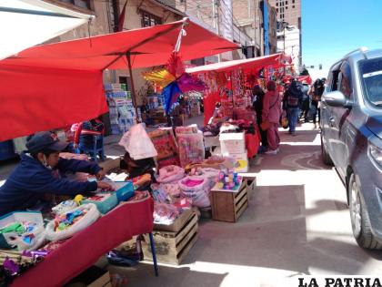 Las vendedoras afirmaron que estos días seguirán con sus ventas a pesar de las restricciones /LA PATRIA