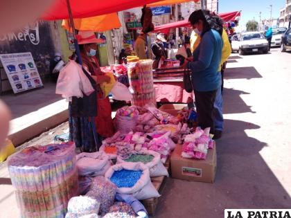 Artículos utilizados para este martes de ch’alla son los que se ofertan en este sector /LA PATRIA