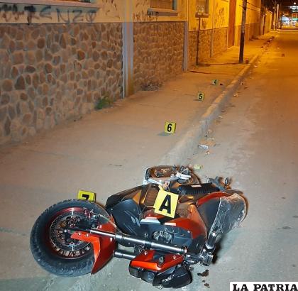 El lugar del accidente y la motocicleta eléctrica con pocos daños materiales /LA PATRIA
