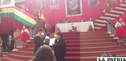 El Presidente, Luis Arce, entregó la condecoración “Escudo Departamental de Oruro, Bodas de Oro”, el 10 de febrero de 2021