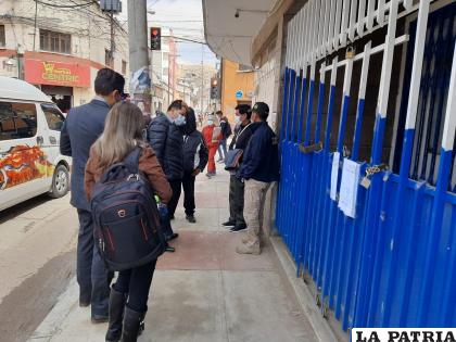 Se trasladaron a la sede del club y se encontraron con las puertas cerradas /LA PATRIA
