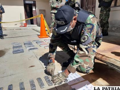 Uniformado realizando el narcotest a las cápsulas con cocaína /LA PATRIA