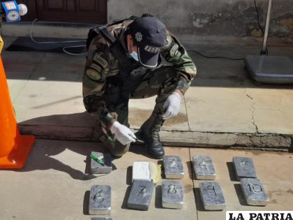Efectivo policial comprobando que la sustancia blanquecina dio positivo para cocaína /LA PATRIA
