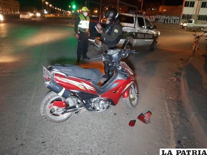 La moto fue llevada por la Policía ya que el conductor estaba herido /LA PATRIA
