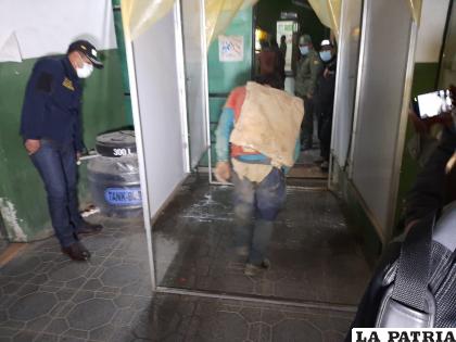 El ladrón de mineral ingresando a dependencias de la Felcc /LA PATRIA